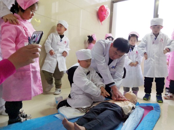 娃娃学心肺复苏1.jpg