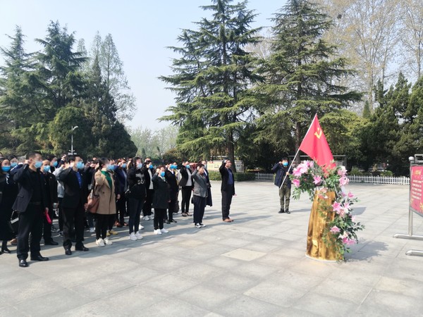 2021.4.8市妇幼保健院前往陈官庄开展祭扫活动2.jpg