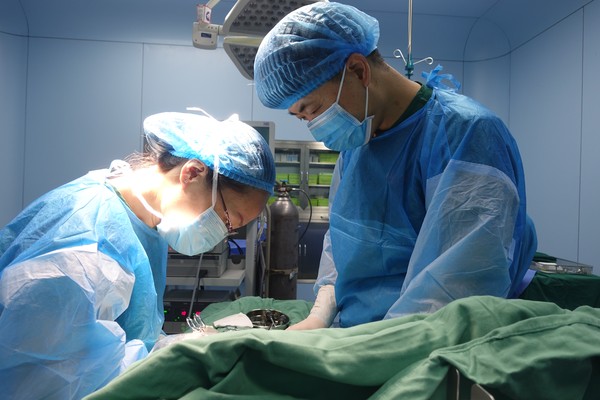 4小儿外科医生祁海燕和省儿童医院专家一起做腹腔镜手术.JPG