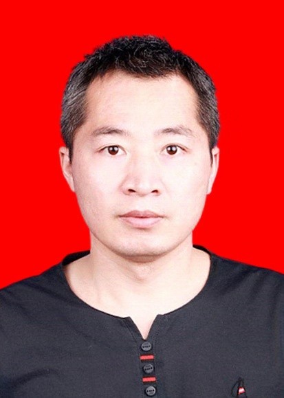 王辉（红底）.jpg