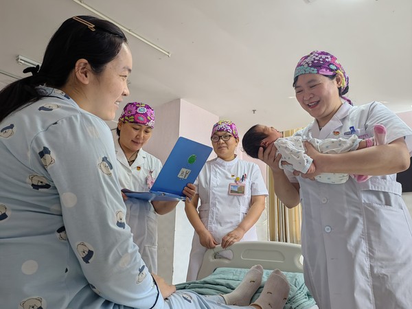 2023.8.11淮北市妇幼保健院孕产保健部主任、产一科主任晋兴林日常带队查房,守护母婴平安。拍摄:张娉娉.jpg
